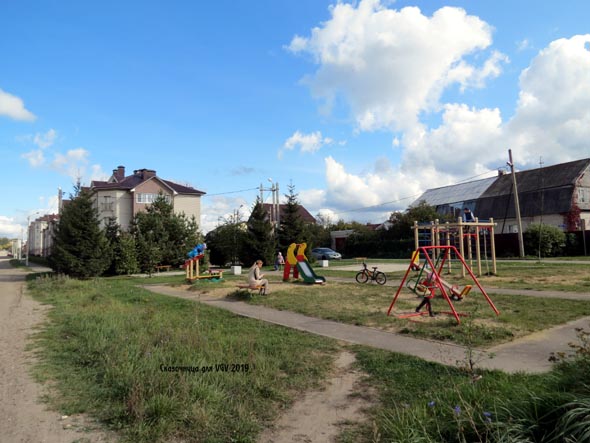 Детская площадка у дома 17 по улице Славная в Юрьевце во Владимире фото vgv