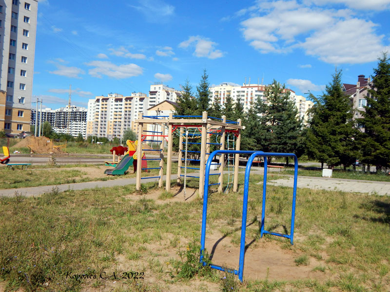 Детская площадка у дома 17 по улице Славная в Юрьевце во Владимире фото vgv
