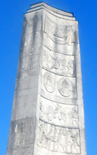 Монумент в ознаменование 850-летия города Владимира во Владимире фото vgv