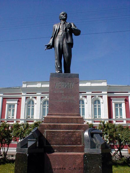Памятник В.Ульянову-Ленину во Владимире фото vgv