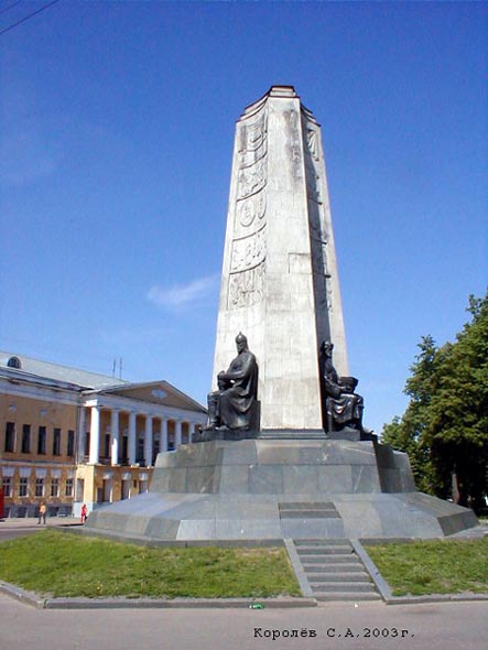 Монумент в ознаменование 850-летия города Владимира во Владимире фото vgv