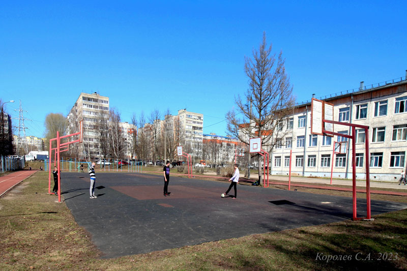 Баскетбольшая площадка у школы N 38 на Соколова Соколенка 7б во Владимире фото vgv