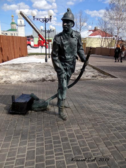 Скульптурная композиция «Пожарный» во Владимире фото vgv