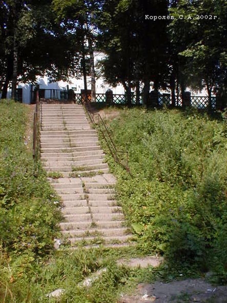 Лестница-спуск в овраг от здания школы 22 и дома 1 на Стрелецкорй улице во Владимире фото vgv
