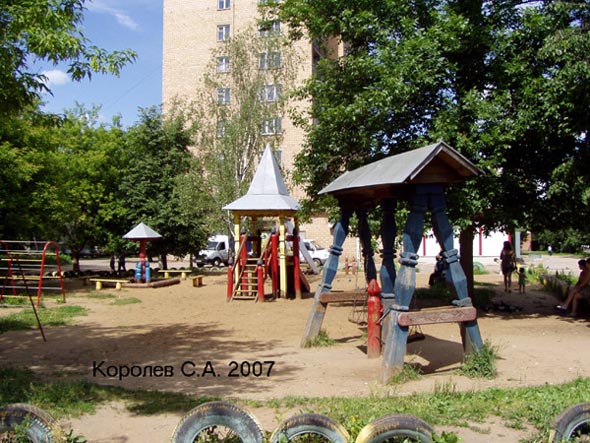 Детская площадка между домами 32 и 36 по пр-ту Строителей во Владимире фото vgv