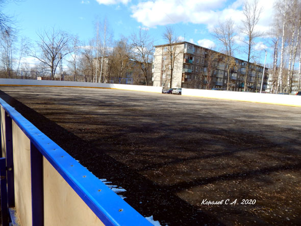 хоккейный корт у дома 44 по проспекту Строителей во Владимире фото vgv