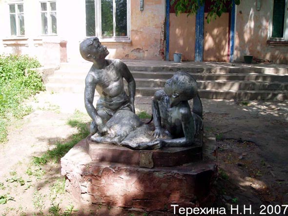 скульптура Мальчик и Девочка на территории детского сада п.Оргтруд во Владимире фото vgv