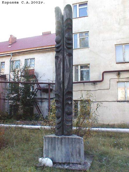 деревянная аналогия пямятника на Соборной площади во Владимире фото vgv