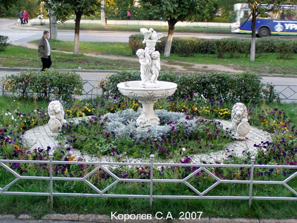 Скульптурная группа у магазина Мир цветов на Суздальском проспекте 5 во Владимире фото vgv