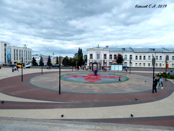 СветоМузыкальный фонтан на Театральной площади во Владимире фото vgv