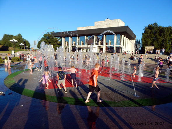 Пешеходный ЦветоМузыкальный фонтан на Театральной площади во Владимире фото vgv