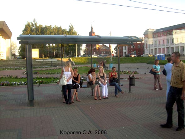на остановке Золотые Ворота на Театральной площади во Владимире фото vgv