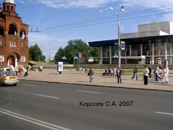 на остановке Золотые Ворота на Театральной площади во Владимире фото vgv