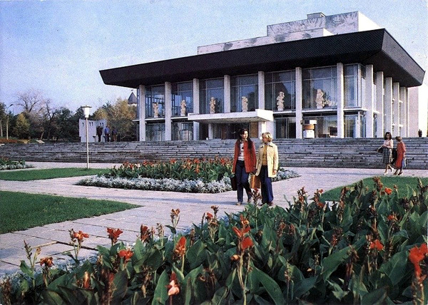Театральная площадь на фото 1970-1980 гг. во Владимире фото vgv