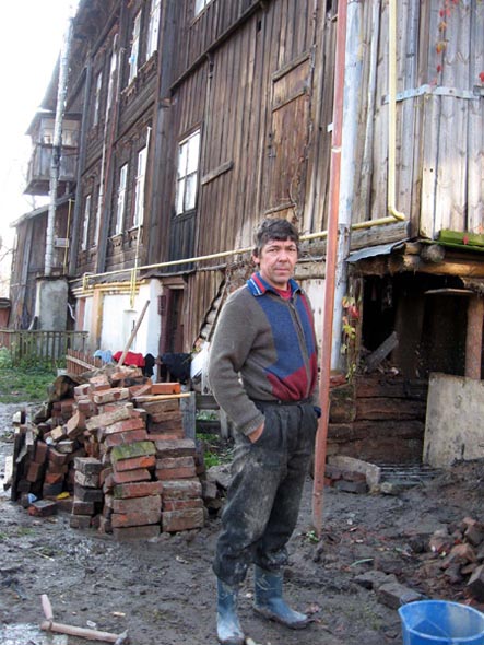 житель дома 5 по Тостовскому переулку Павлов Александр Сергеевич (октябрь 2008 г.) во Владимире фото vgv