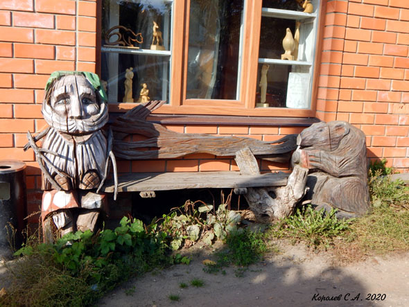 Сказочная резная лавочка у дома 6 по Толстовскому переулку во Владимире фото vgv