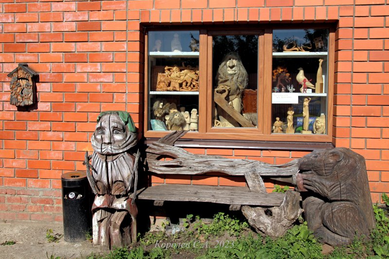 Сказочная резная лавочка у дома 6 по Толстовскому переулку во Владимире фото vgv