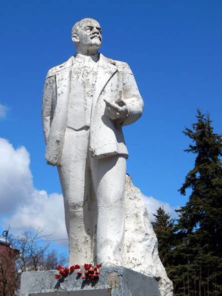 Памятник  Владимиру Ильичу Ленину у проходной ВТЗ на Тракторной 43 во Владимире фото vgv