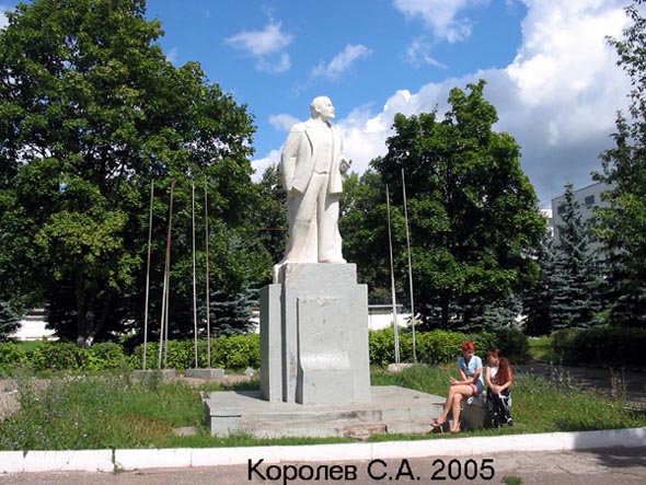 Памятник  Владимиру Ильичу Ленину у проходной ВТЗ на Тракторной 43 во Владимире фото vgv