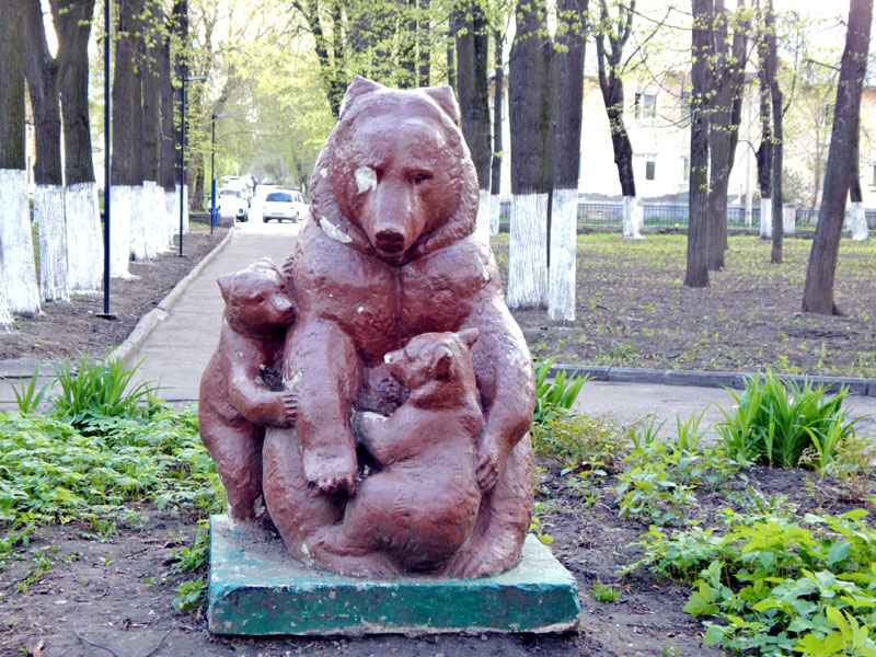 скульптура Медведица с медвежатами во Владимире фото vgv