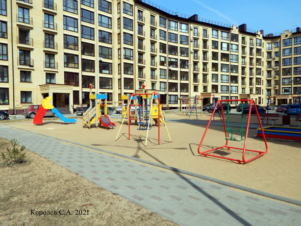 Детская площадка во дворе домов 17 на Центральной улице в Коммунаре во Владимире фото vgv