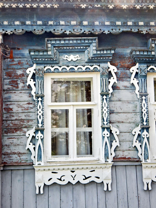 деревянные резные наличники дома 65 по улице Центральной в Кусуново во Владимире фото vgv