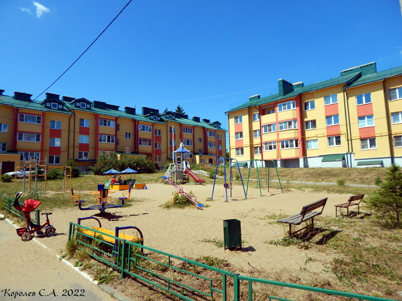 детская площадка во дворе дома 30в на улице Центральная в Пиганово во Владимире фото vgv