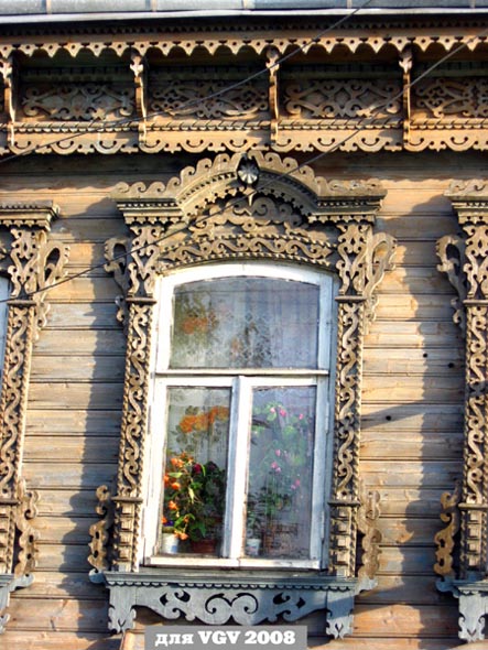 деревянные наличники и слуховое окно дома 10 на улице Центральная в Шепелево во Владимире фото vgv