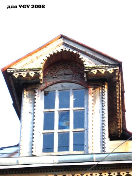 деревянные наличники и слуховое окно дома 10 на улице Центральная в Шепелево во Владимире фото vgv
