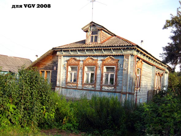 деревянные резные наличники и слуховое окно дома 22 по улице Цетральной в Шепелево во Владимире фото vgv