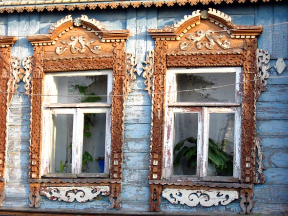 деревянные резные наличники и слуховое окно дома 22 по улице Цетральной в Шепелево во Владимире фото vgv
