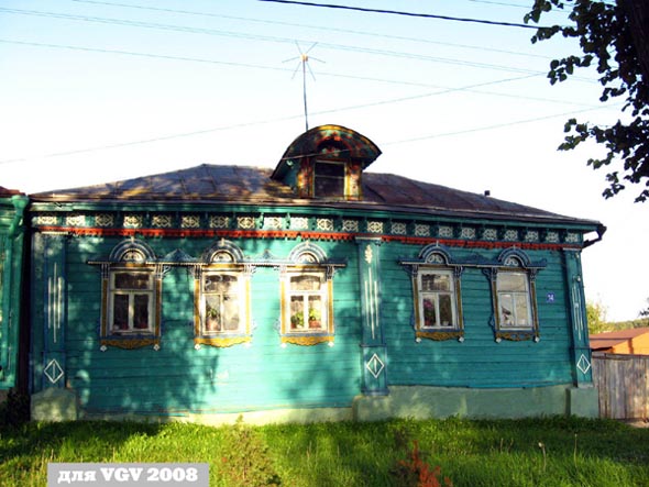 деревянные наличники и слуховое окно дома 14 на улице Центральная в Спасском во Владимире фото vgv