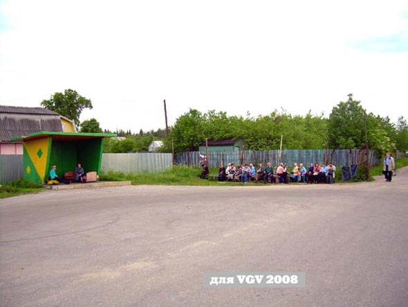 остановка «Сады Уварово» у магазина продуктов в начале Центральной улицы в Уварово во Владимире фото vgv