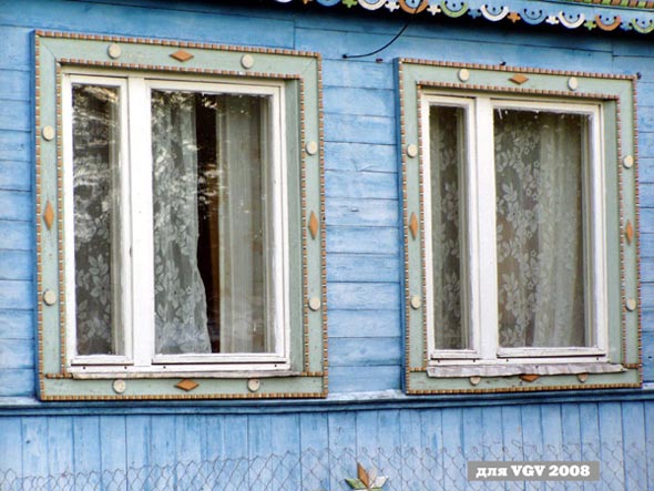 Красивые резные наличники и слуховое окно дома 8 на улице Центральная в Уварово во Владимире фото vgv