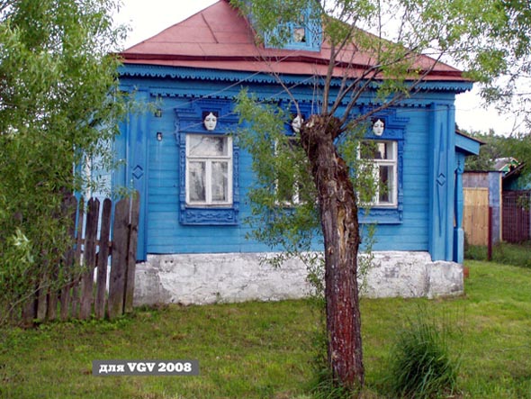 Оригинальные деревянные наличники с женскими лицами во Владимире фото vgv