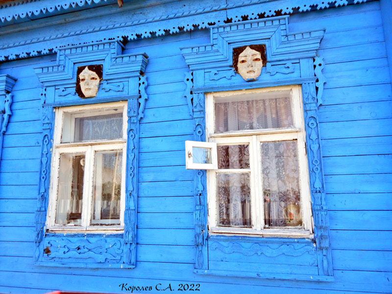 Оригинальные деревянные наличники с женскими лицами во Владимире фото vgv