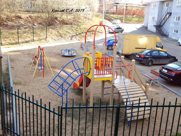 детская игровая площадка у дома 11 по улице Университетская во Владимире фото vgv