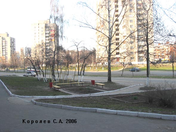 Небольшой сквер у Универсама Квартал на улице Верхняя Дуброва 8 во Владимире фото vgv