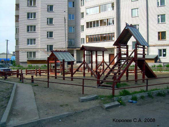 детская площадка во дворе дома 33 ул.Верхняя Дуброва во Владимире фото vgv
