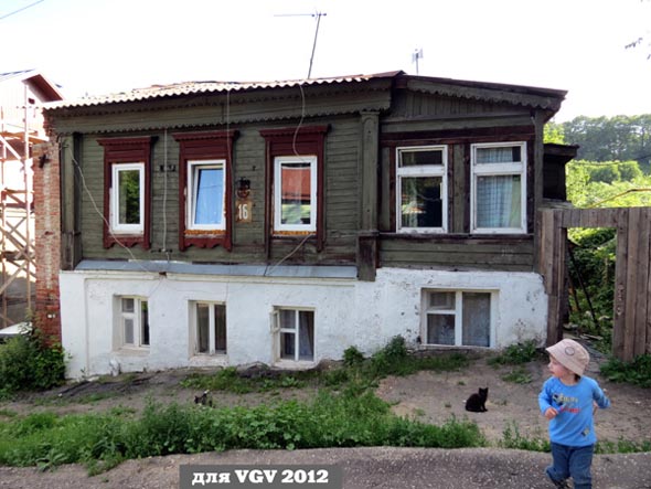 котенок у дома 16 по Владимирскому спуску 2012 г. во Владимире фото vgv