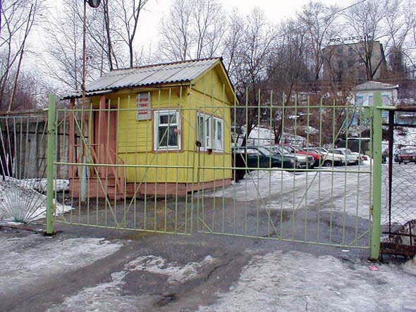 автостоянка у Ритуального дома на Вокзальной 47 во Владимире фото vgv