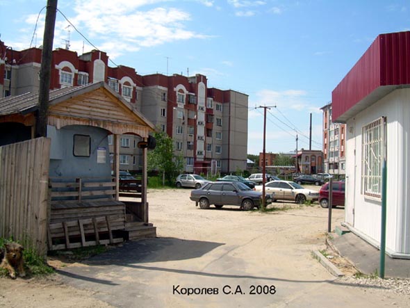 платная автостоянка во дворе дома 60 по ул.Зеленая в комунаре во Владимире фото vgv