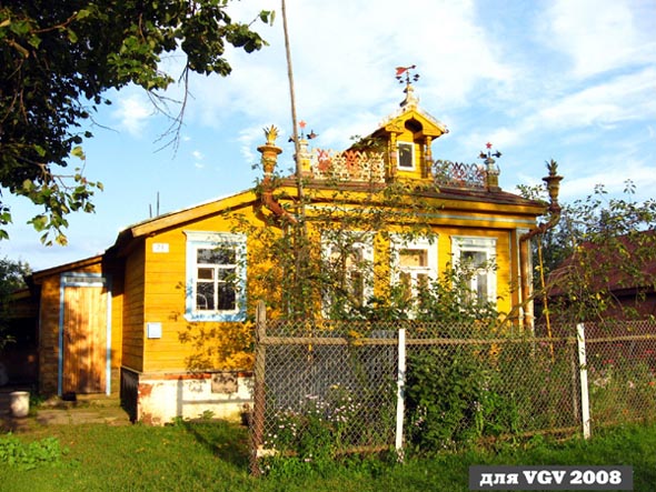 слуховое окно и флюгер дома 21 на Зеленой улице в Оргтруде во Владимире фото vgv
