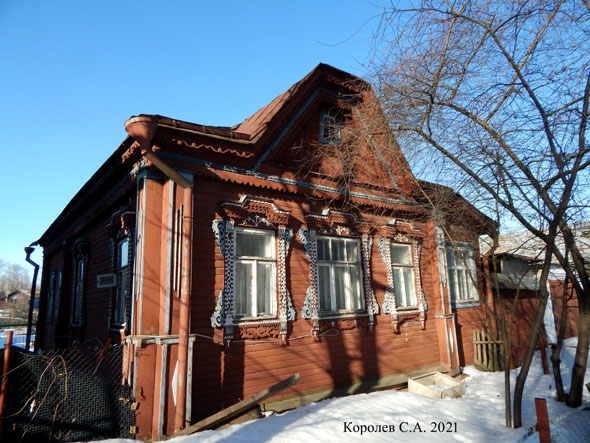резные деревянные надичники дома 9 на улице Жуковского во Владимире фото vgv