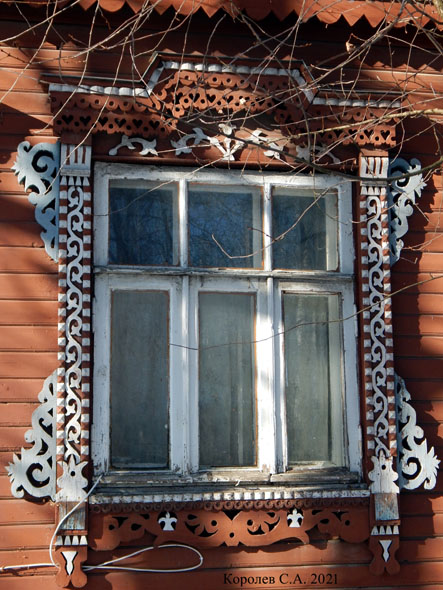 резные деревянные надичники дома 9 на улице Жуковского во Владимире фото vgv