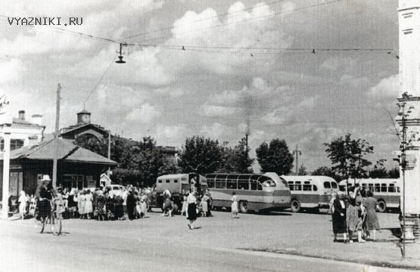 Первая автобусная станция в центре города Фото Д.А Обидина. 1954-1957 гг. в Вязниковском районе Владимирской области фото vgv