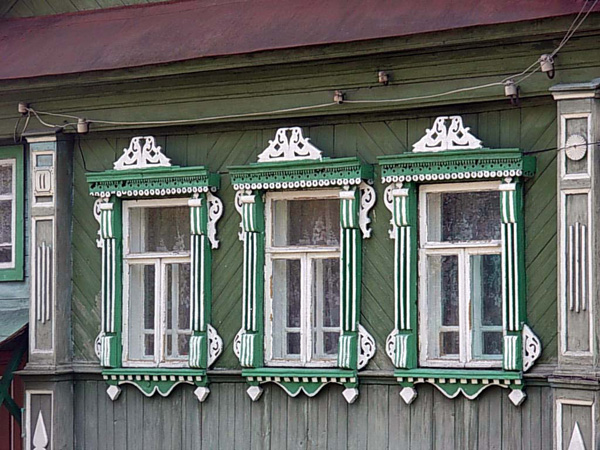 деревянные резные наличники дома 11 на улице Мочалова в Вязниковском районе Владимирской области фото vgv