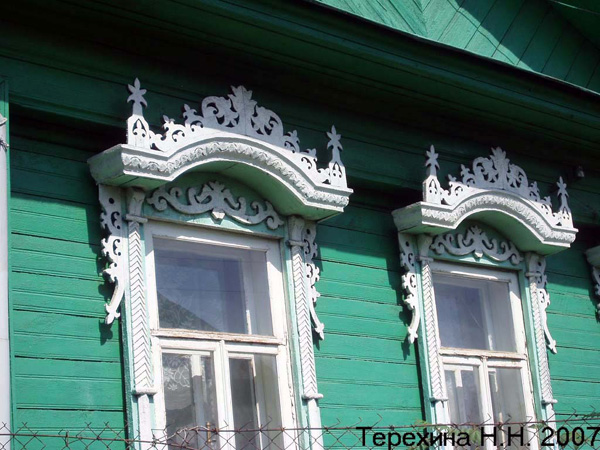 деревянные резные наличники дома 1 на Набережном переулке в Вязниковском районе Владимирской области фото vgv
