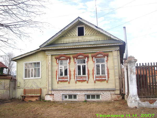 Деревянные наличники и резьба по фасаду дома в Вязниковском районе Владимирской области фото vgv