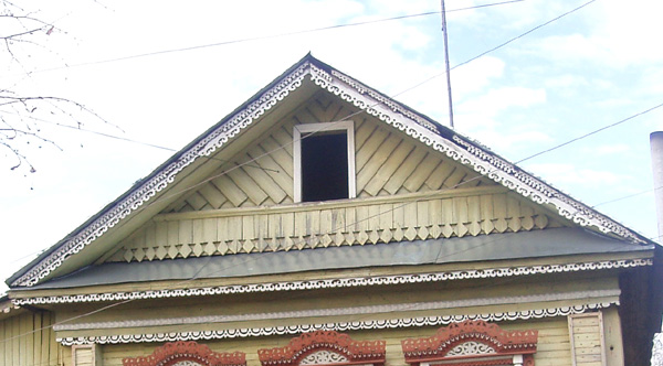 Деревянные наличники и резьба по фасаду дома в Вязниковском районе Владимирской области фото vgv